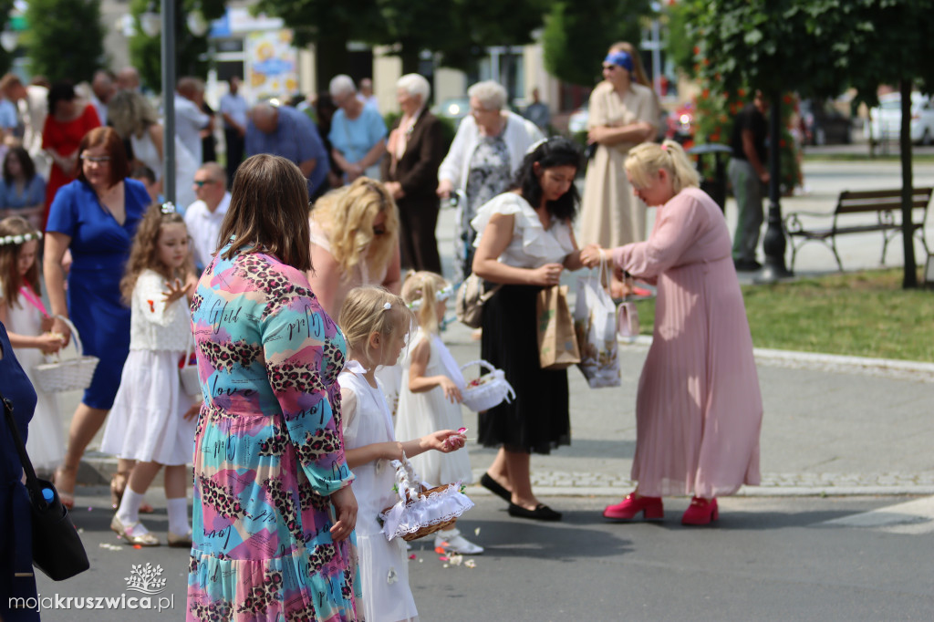 Trwa uroczystość Bożego Ciała w Kruszwicy. Ulicami zmierza procesja [FOTO]