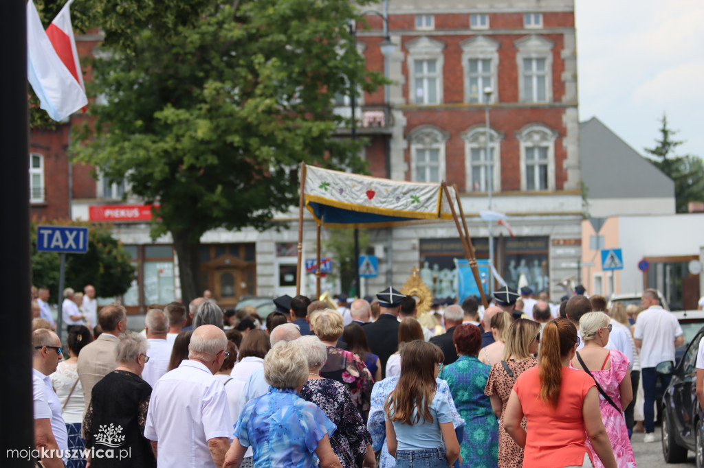 Trwa uroczystość Bożego Ciała w Kruszwicy. Ulicami zmierza procesja [FOTO]