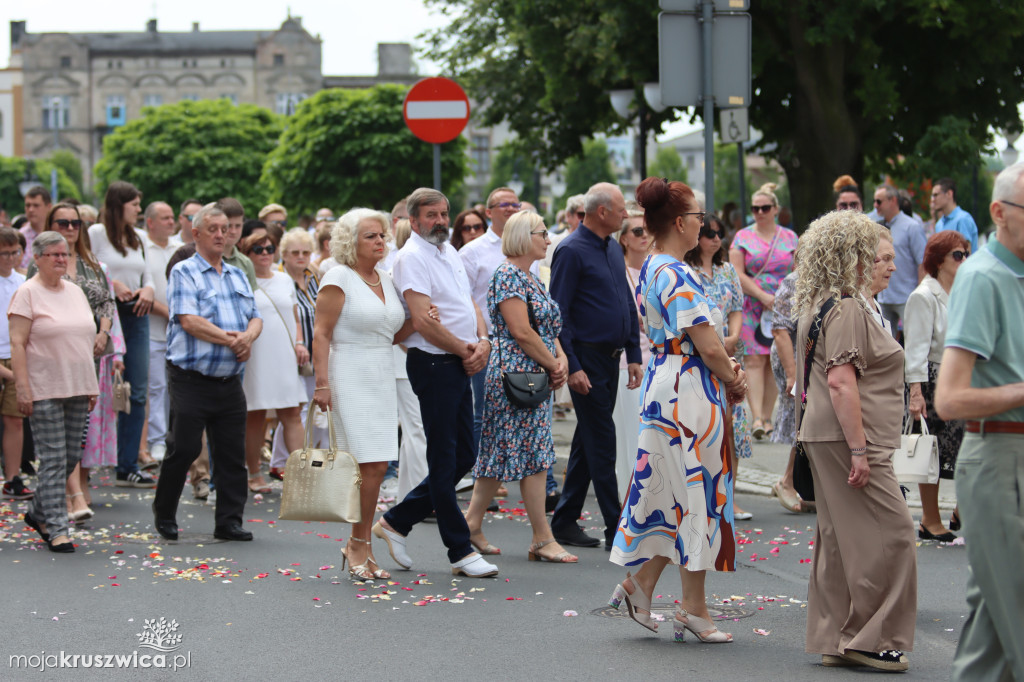 Trwa uroczystość Bożego Ciała w Kruszwicy. Ulicami zmierza procesja [FOTO]