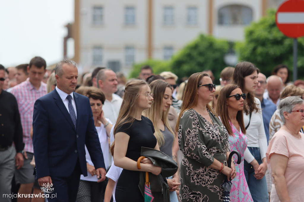 Trwa uroczystość Bożego Ciała w Kruszwicy. Ulicami zmierza procesja [FOTO]