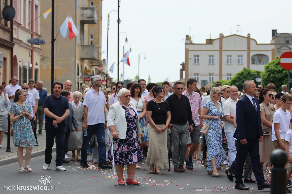 Trwa uroczystość Bożego Ciała w Kruszwicy. Ulicami zmierza procesja [FOTO]