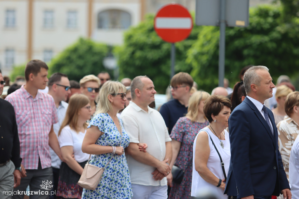 Trwa uroczystość Bożego Ciała w Kruszwicy. Ulicami zmierza procesja [FOTO]