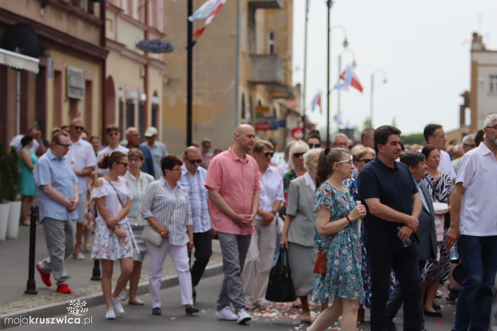 Trwa uroczystość Bożego Ciała w Kruszwicy. Ulicami zmierza procesja [FOTO]