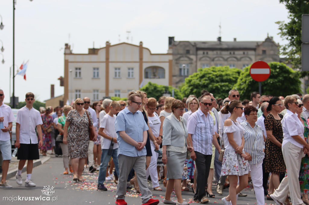 Trwa uroczystość Bożego Ciała w Kruszwicy. Ulicami zmierza procesja [FOTO]