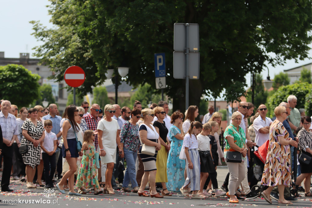 Trwa uroczystość Bożego Ciała w Kruszwicy. Ulicami zmierza procesja [FOTO]