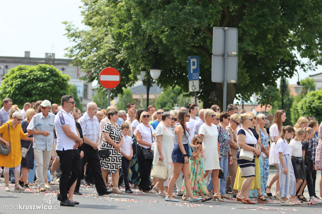 Trwa uroczystość Bożego Ciała w Kruszwicy. Ulicami zmierza procesja [FOTO]