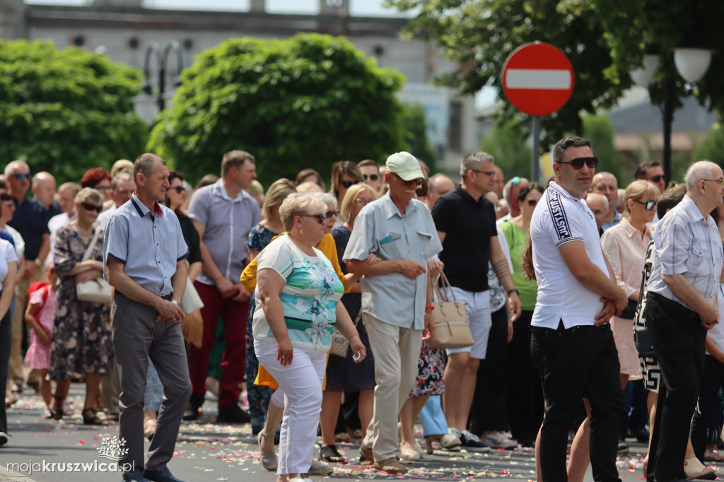 Trwa uroczystość Bożego Ciała w Kruszwicy. Ulicami zmierza procesja [FOTO]