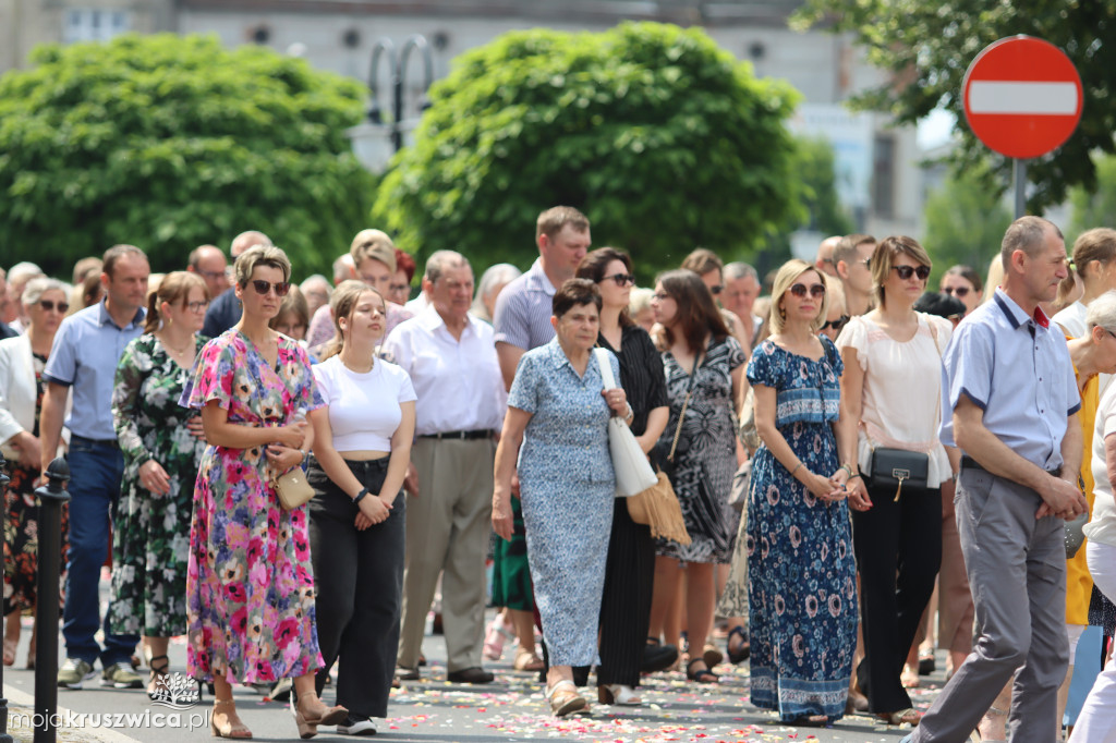 Trwa uroczystość Bożego Ciała w Kruszwicy. Ulicami zmierza procesja [FOTO]