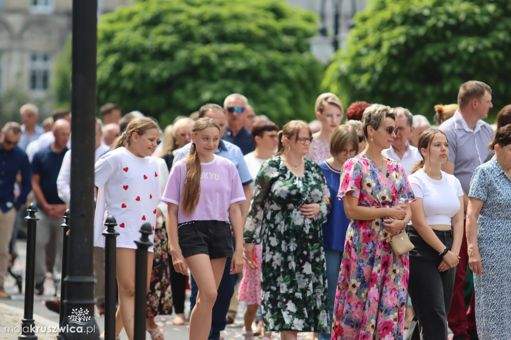 Trwa uroczystość Bożego Ciała w Kruszwicy. Ulicami zmierza procesja [FOTO]