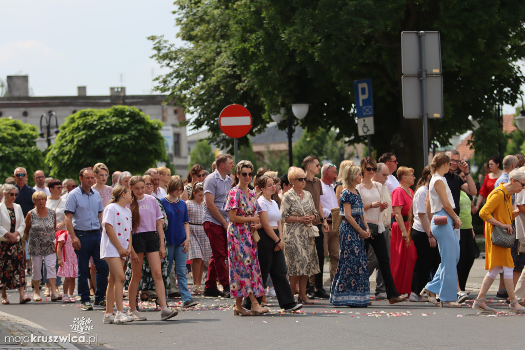 Trwa uroczystość Bożego Ciała w Kruszwicy. Ulicami zmierza procesja [FOTO]