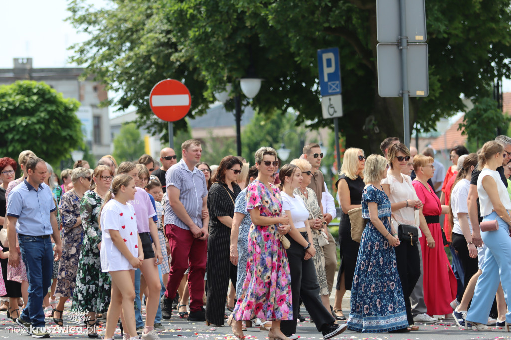 Trwa uroczystość Bożego Ciała w Kruszwicy. Ulicami zmierza procesja [FOTO]