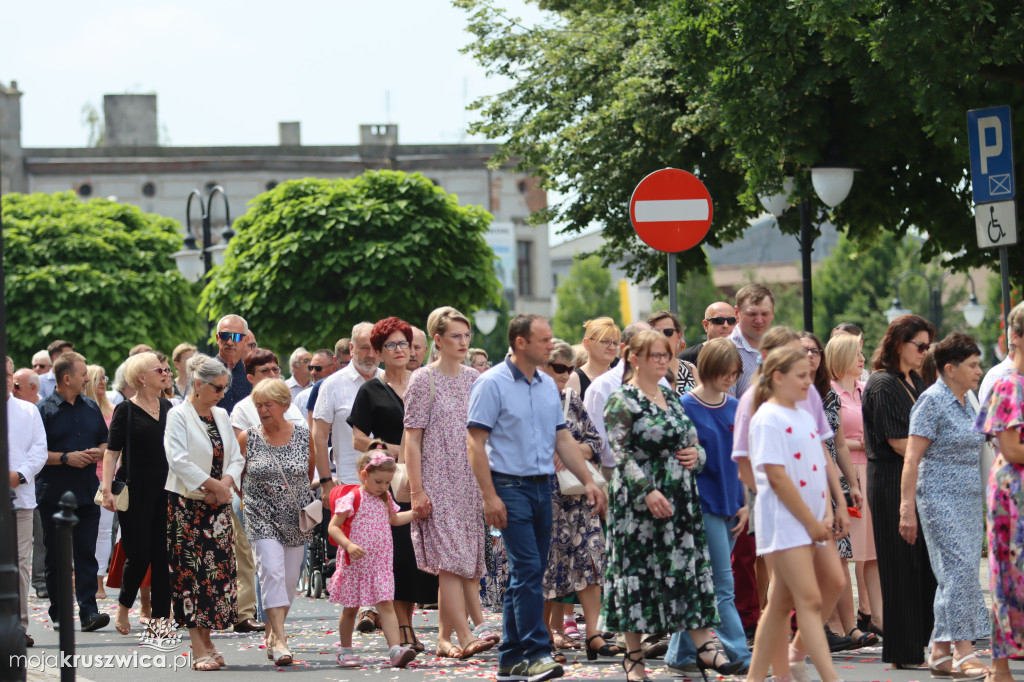 Trwa uroczystość Bożego Ciała w Kruszwicy. Ulicami zmierza procesja [FOTO]