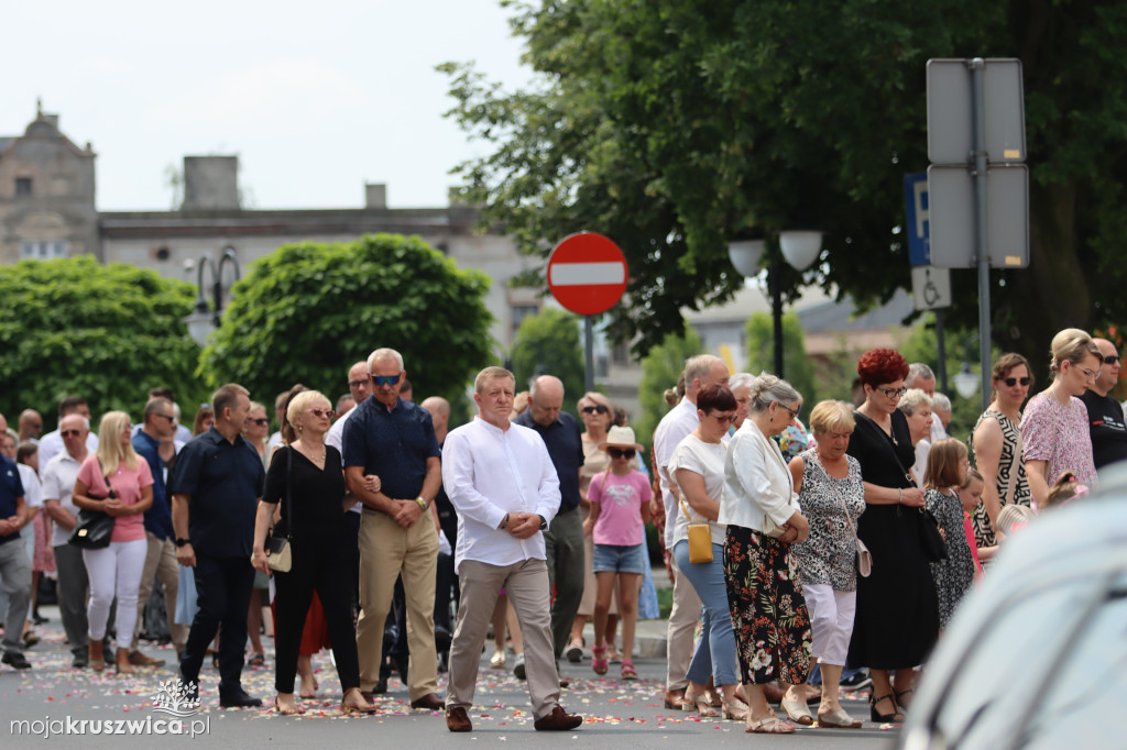 Trwa uroczystość Bożego Ciała w Kruszwicy. Ulicami zmierza procesja [FOTO]