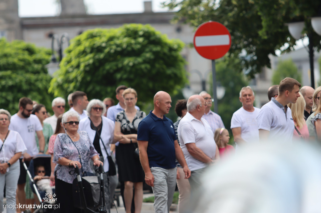 Trwa uroczystość Bożego Ciała w Kruszwicy. Ulicami zmierza procesja [FOTO]