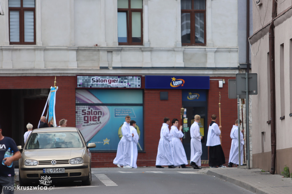 Trwa uroczystość Bożego Ciała w Kruszwicy. Ulicami zmierza procesja [FOTO]