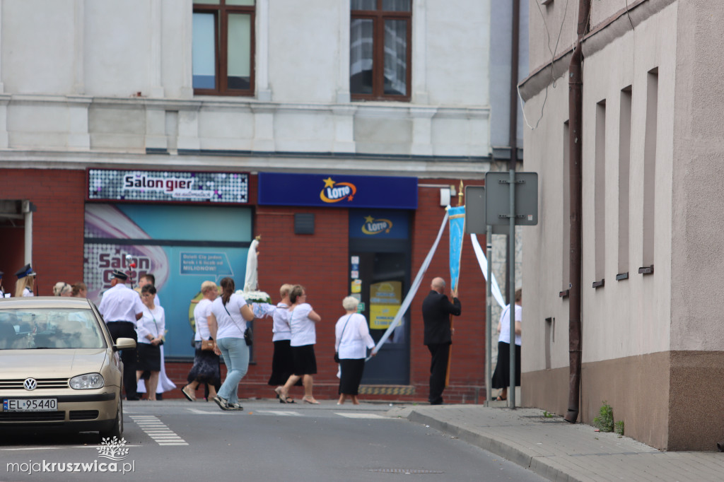 Trwa uroczystość Bożego Ciała w Kruszwicy. Ulicami zmierza procesja [FOTO]