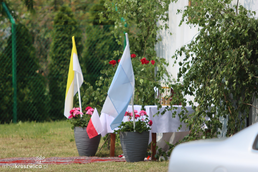 Trwa uroczystość Bożego Ciała w Kruszwicy. Ulicami zmierza procesja [FOTO]