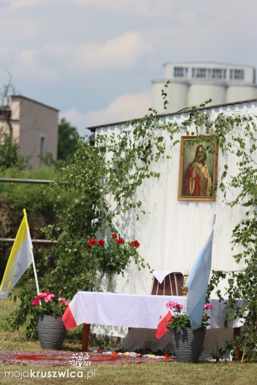 Trwa uroczystość Bożego Ciała w Kruszwicy. Ulicami zmierza procesja [FOTO]