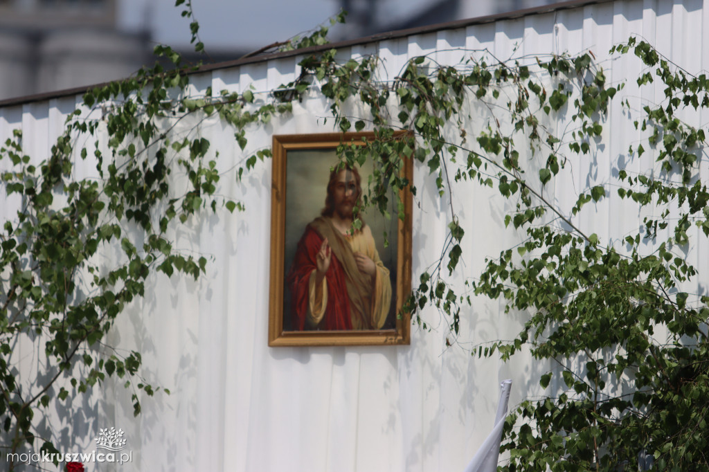 Trwa uroczystość Bożego Ciała w Kruszwicy. Ulicami zmierza procesja [FOTO]