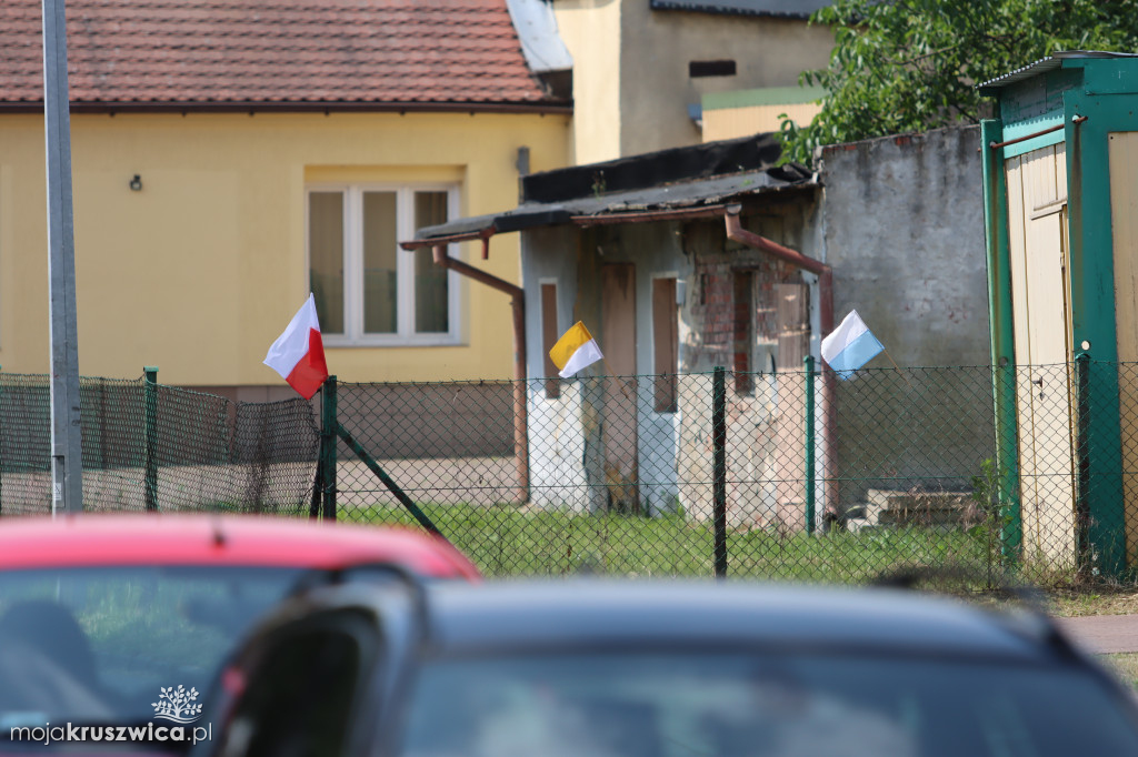 Trwa uroczystość Bożego Ciała w Kruszwicy. Ulicami zmierza procesja [FOTO]