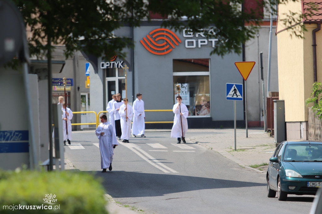 Trwa uroczystość Bożego Ciała w Kruszwicy. Ulicami zmierza procesja [FOTO]