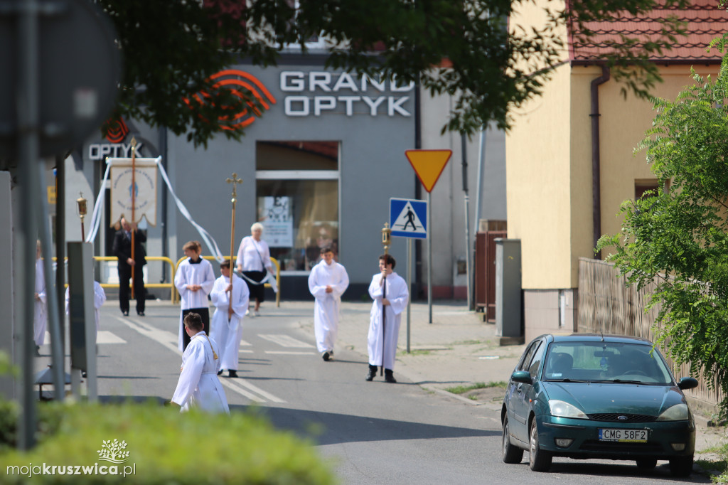 Trwa uroczystość Bożego Ciała w Kruszwicy. Ulicami zmierza procesja [FOTO]