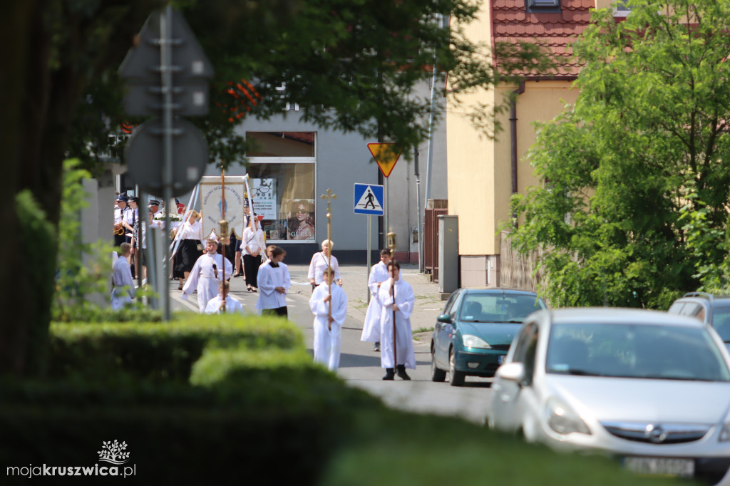 Trwa uroczystość Bożego Ciała w Kruszwicy. Ulicami zmierza procesja [FOTO]