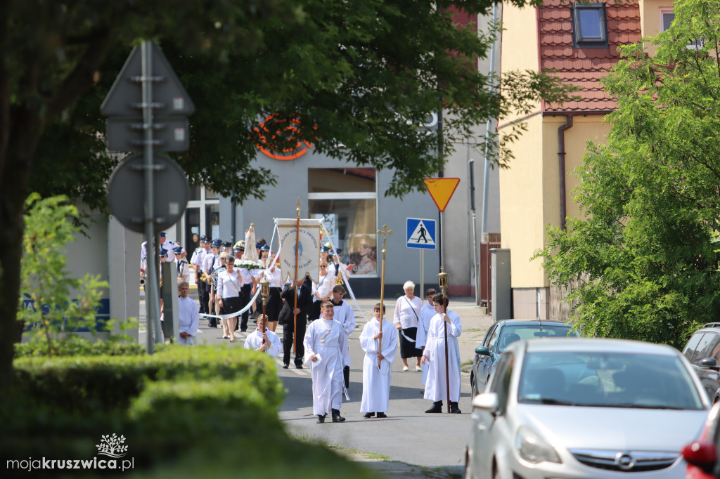 Trwa uroczystość Bożego Ciała w Kruszwicy. Ulicami zmierza procesja [FOTO]