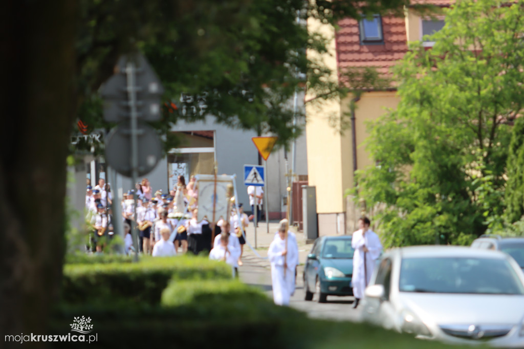 Trwa uroczystość Bożego Ciała w Kruszwicy. Ulicami zmierza procesja [FOTO]