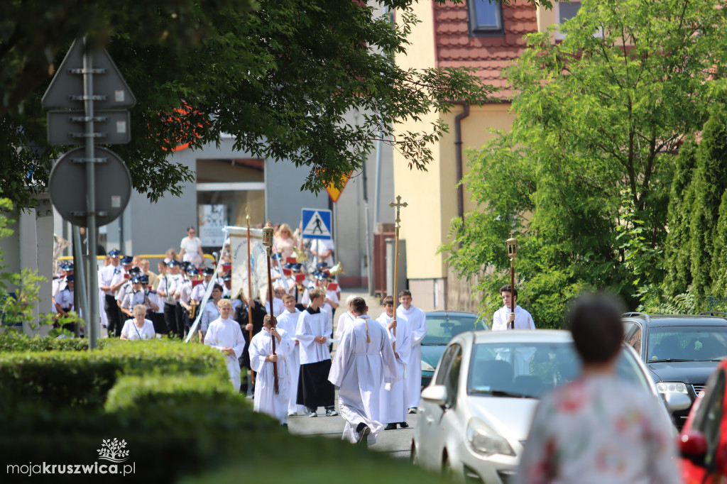 Trwa uroczystość Bożego Ciała w Kruszwicy. Ulicami zmierza procesja [FOTO]