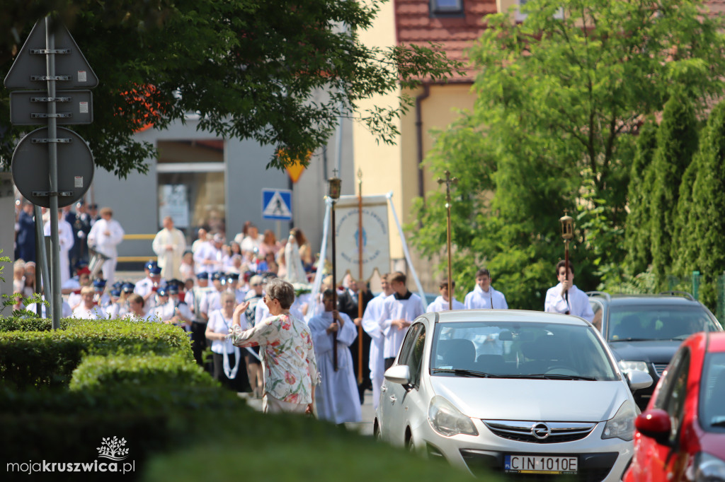 Trwa uroczystość Bożego Ciała w Kruszwicy. Ulicami zmierza procesja [FOTO]