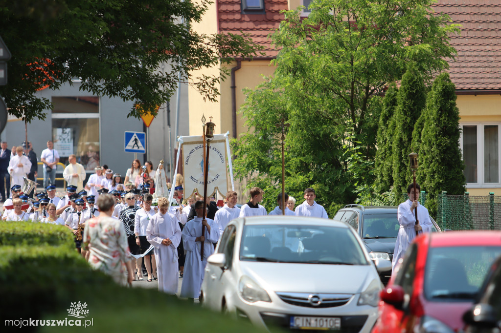 Trwa uroczystość Bożego Ciała w Kruszwicy. Ulicami zmierza procesja [FOTO]