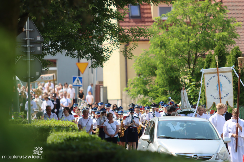 Trwa uroczystość Bożego Ciała w Kruszwicy. Ulicami zmierza procesja [FOTO]