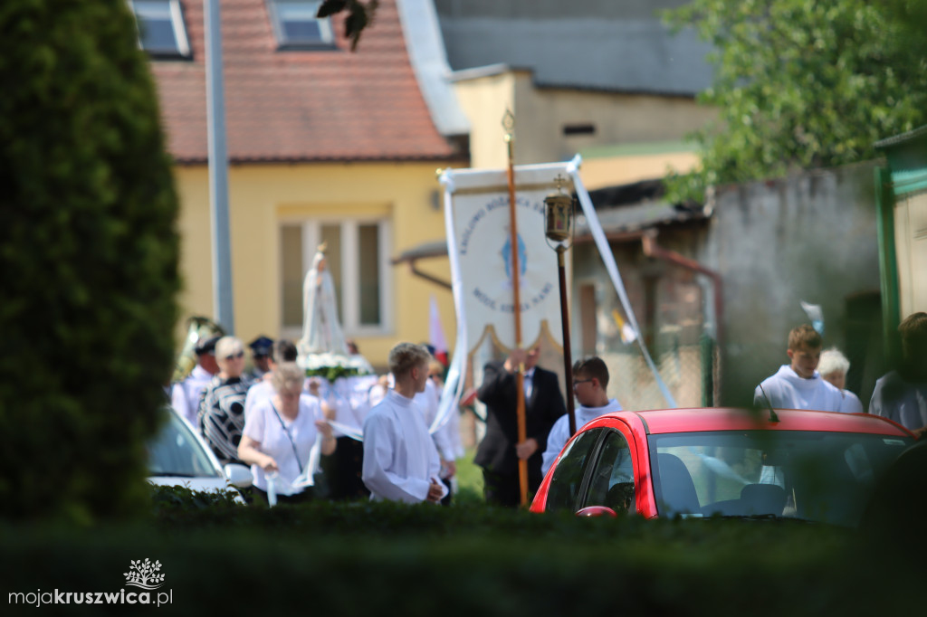 Trwa uroczystość Bożego Ciała w Kruszwicy. Ulicami zmierza procesja [FOTO]