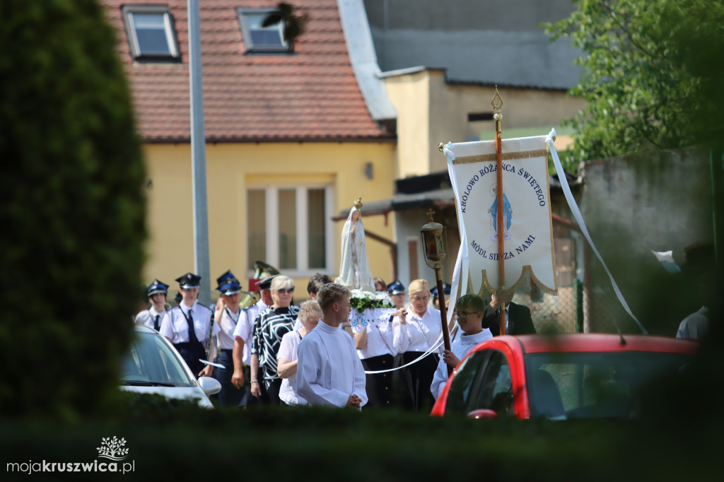 Trwa uroczystość Bożego Ciała w Kruszwicy. Ulicami zmierza procesja [FOTO]