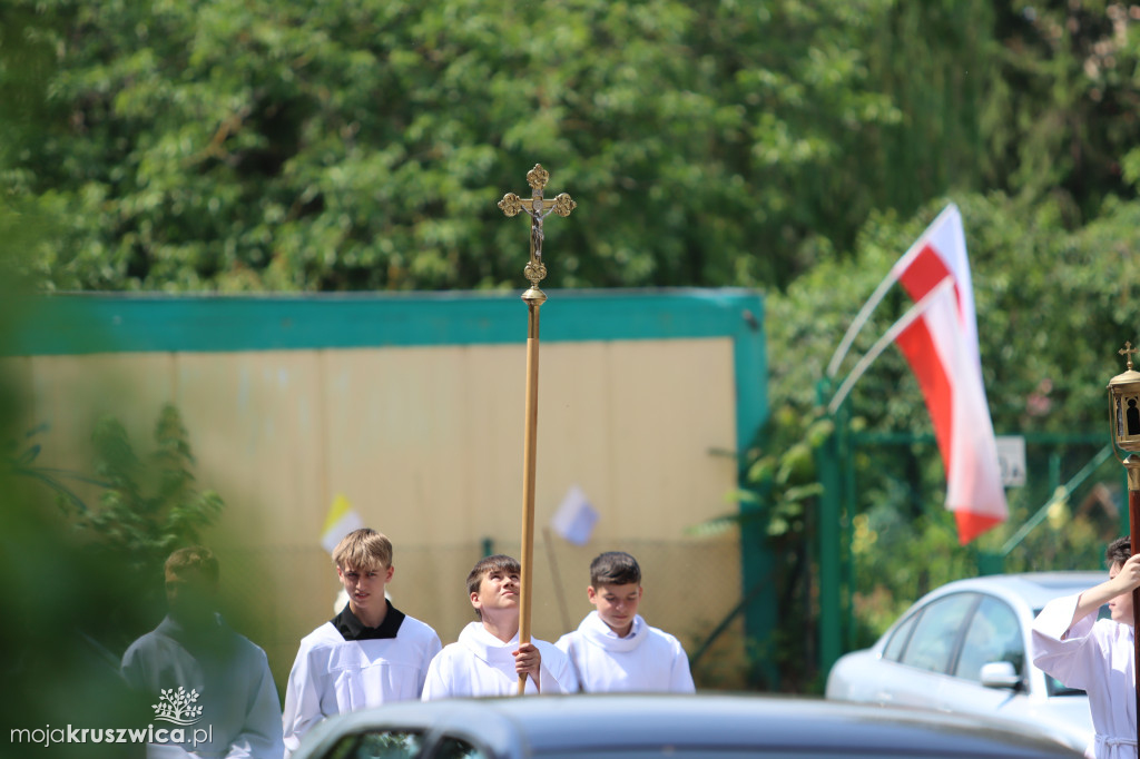 Trwa uroczystość Bożego Ciała w Kruszwicy. Ulicami zmierza procesja [FOTO]