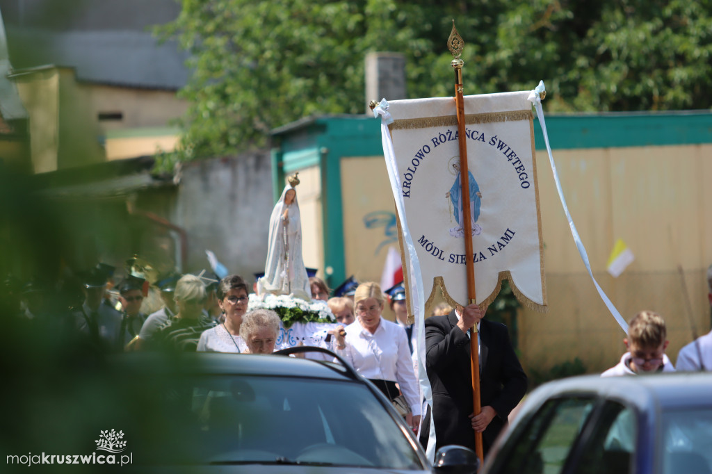 Trwa uroczystość Bożego Ciała w Kruszwicy. Ulicami zmierza procesja [FOTO]