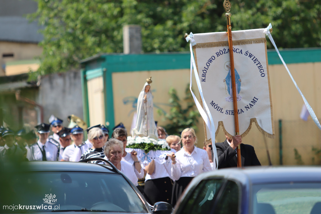 Trwa uroczystość Bożego Ciała w Kruszwicy. Ulicami zmierza procesja [FOTO]