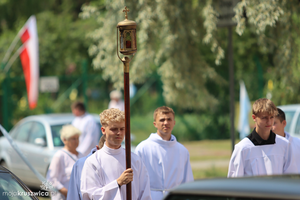 Trwa uroczystość Bożego Ciała w Kruszwicy. Ulicami zmierza procesja [FOTO]