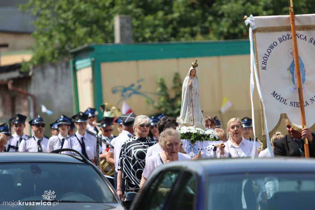 Trwa uroczystość Bożego Ciała w Kruszwicy. Ulicami zmierza procesja [FOTO]