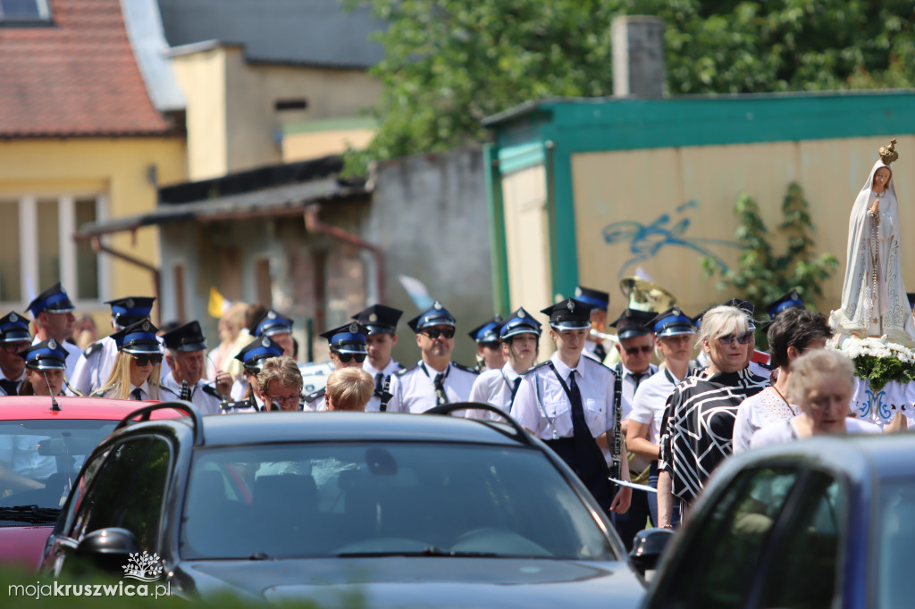 Trwa uroczystość Bożego Ciała w Kruszwicy. Ulicami zmierza procesja [FOTO]