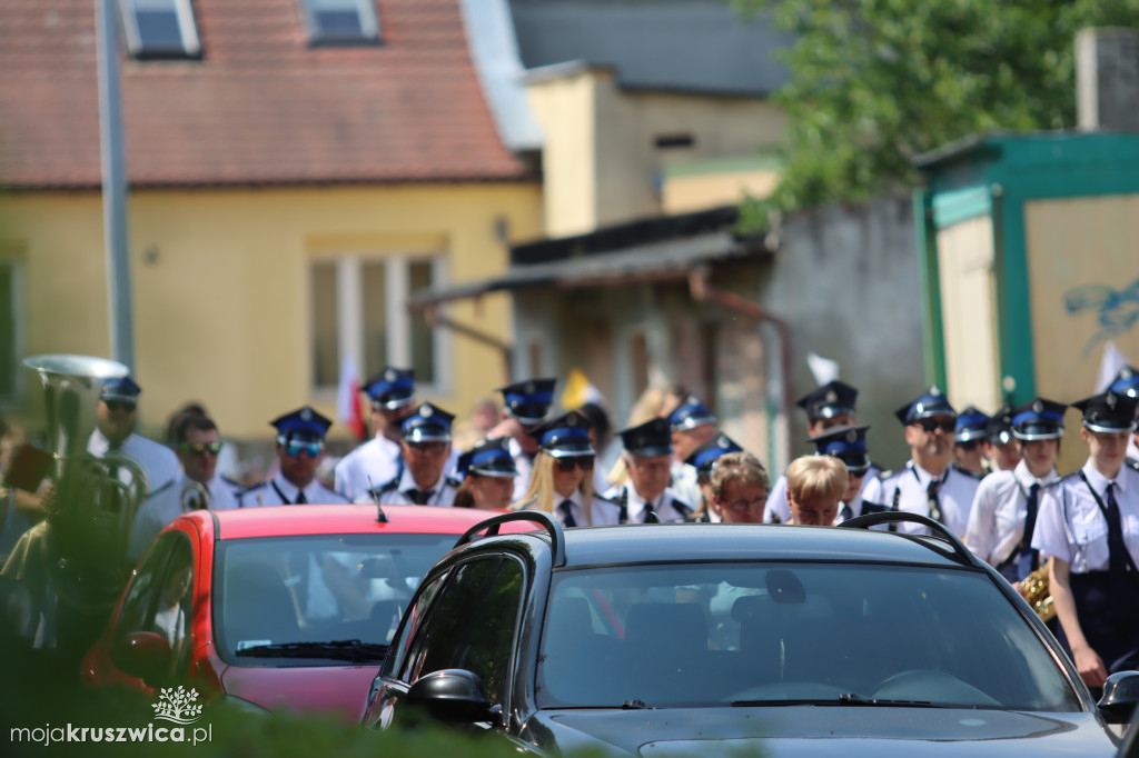 Trwa uroczystość Bożego Ciała w Kruszwicy. Ulicami zmierza procesja [FOTO]