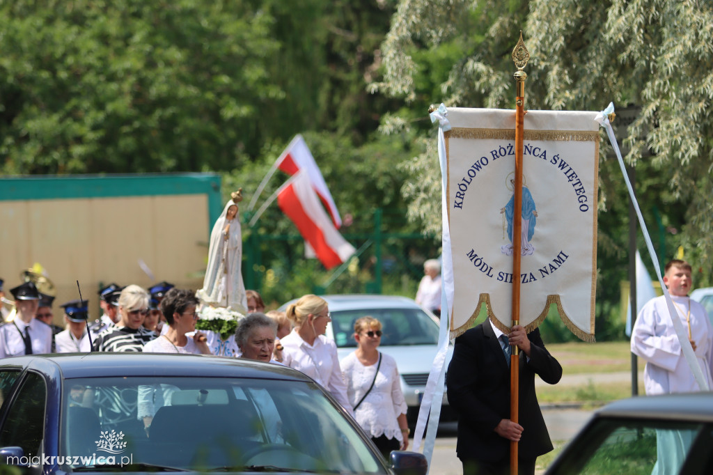 Trwa uroczystość Bożego Ciała w Kruszwicy. Ulicami zmierza procesja [FOTO]