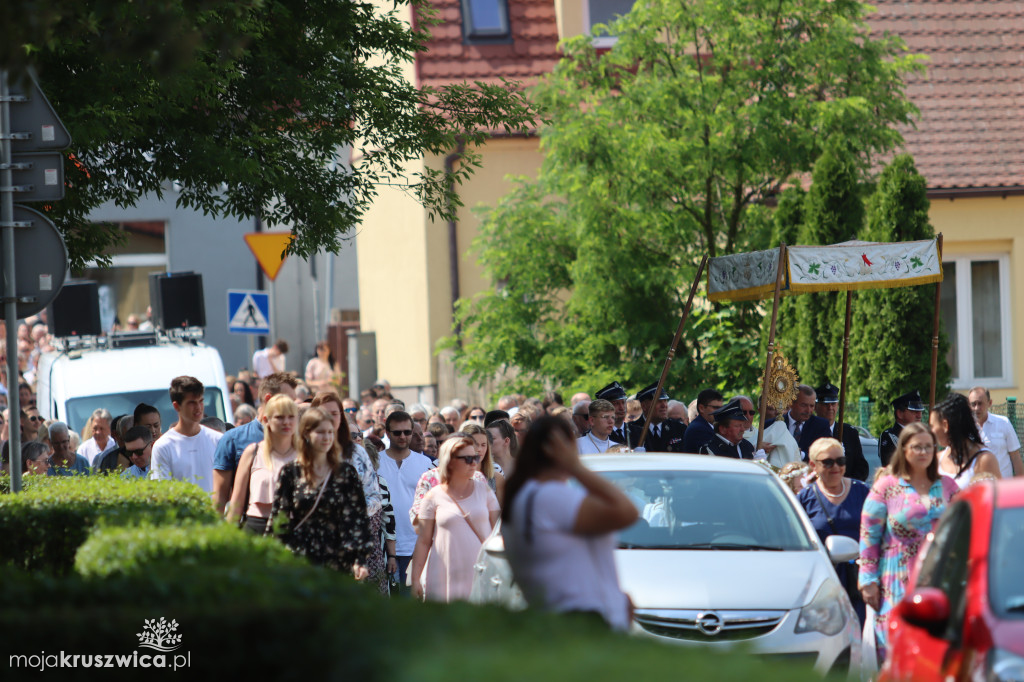 Trwa uroczystość Bożego Ciała w Kruszwicy. Ulicami zmierza procesja [FOTO]