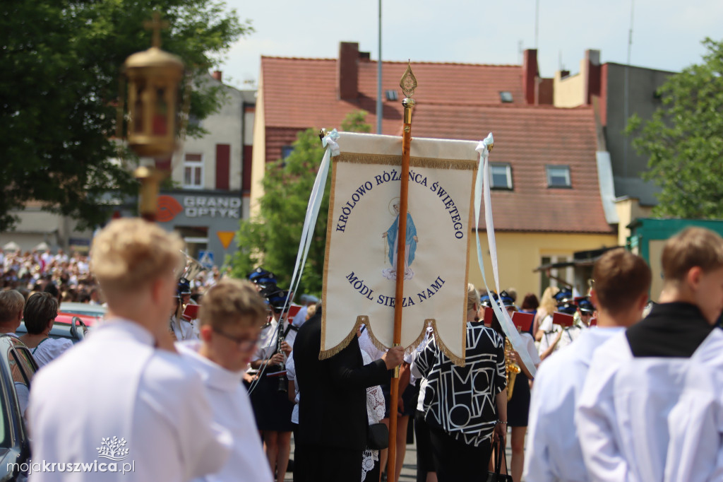 Trwa uroczystość Bożego Ciała w Kruszwicy. Ulicami zmierza procesja [FOTO]