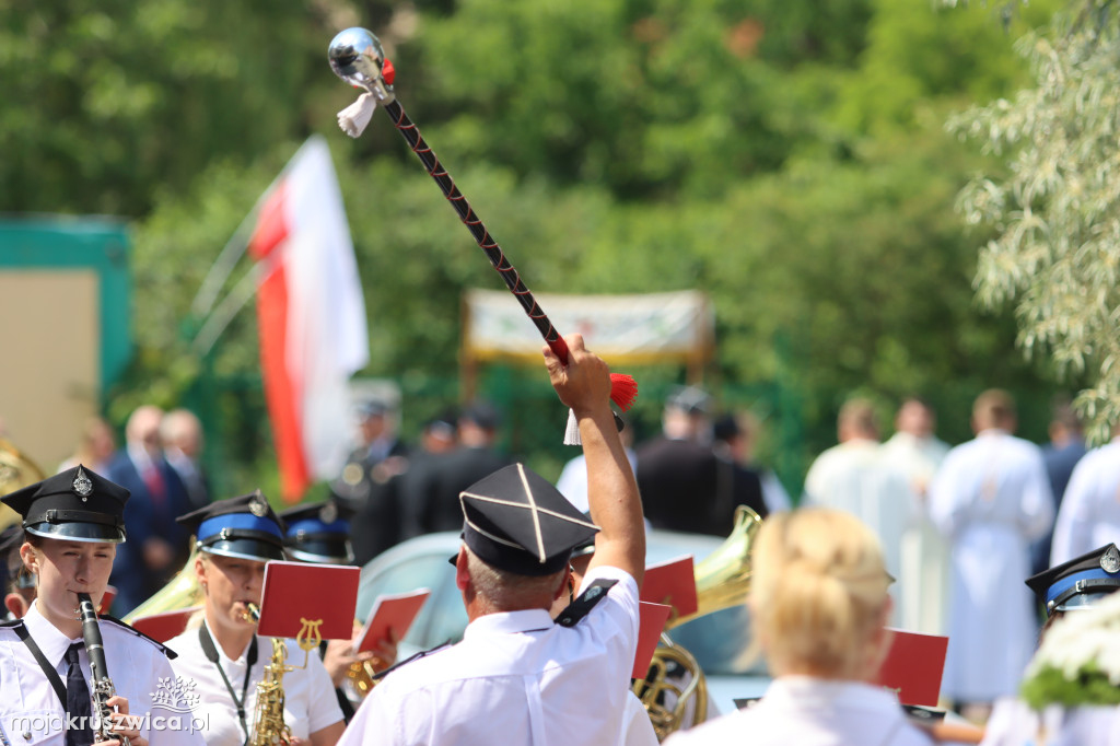 Trwa uroczystość Bożego Ciała w Kruszwicy. Ulicami zmierza procesja [FOTO]