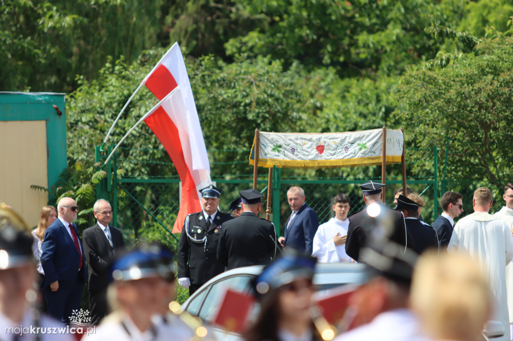 Trwa uroczystość Bożego Ciała w Kruszwicy. Ulicami zmierza procesja [FOTO]