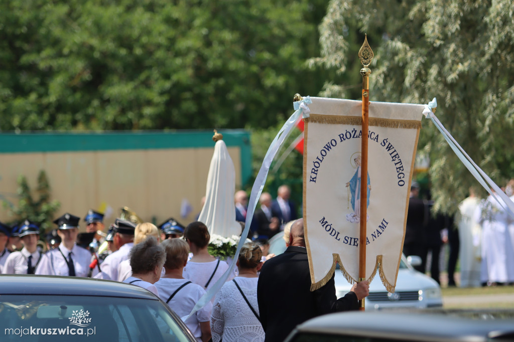 Trwa uroczystość Bożego Ciała w Kruszwicy. Ulicami zmierza procesja [FOTO]