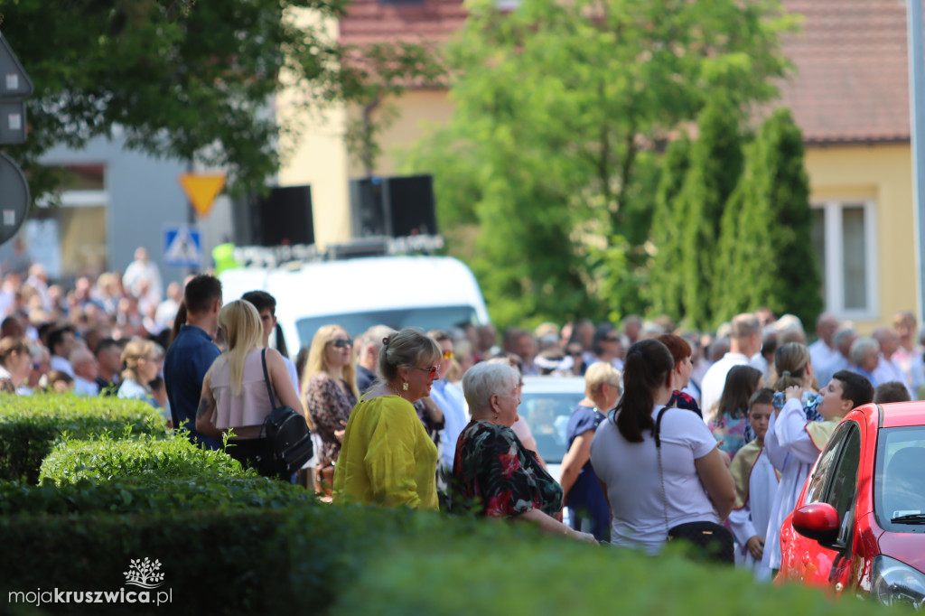 Trwa uroczystość Bożego Ciała w Kruszwicy. Ulicami zmierza procesja [FOTO]