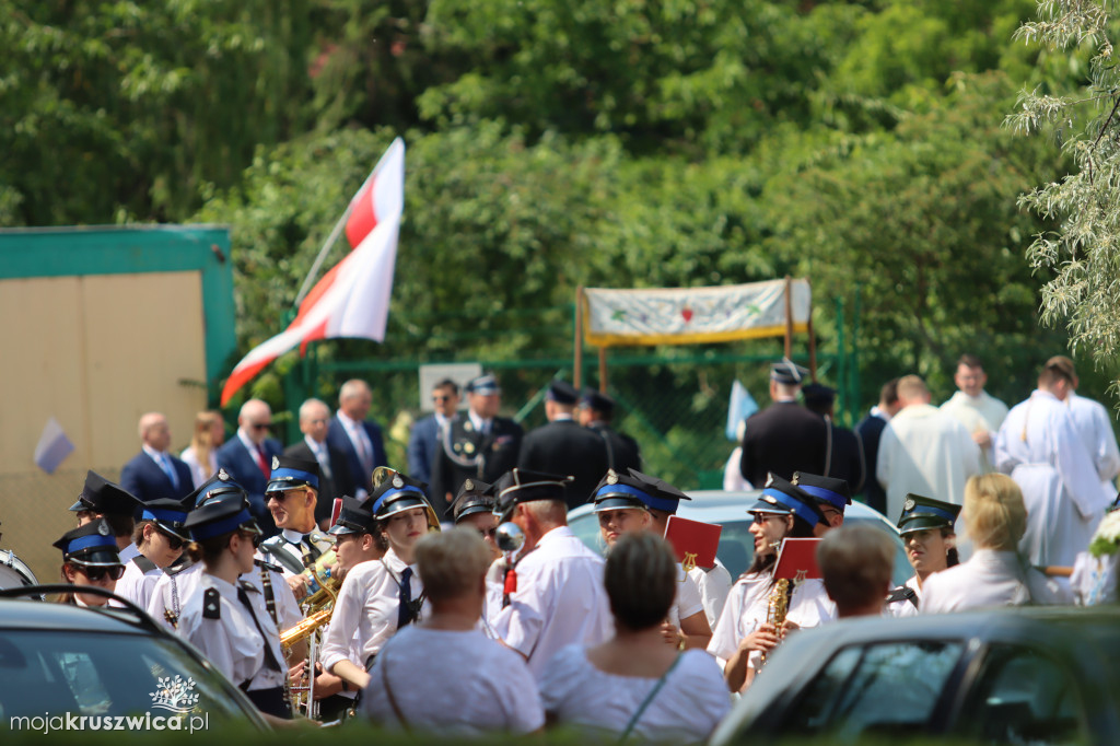 Trwa uroczystość Bożego Ciała w Kruszwicy. Ulicami zmierza procesja [FOTO]